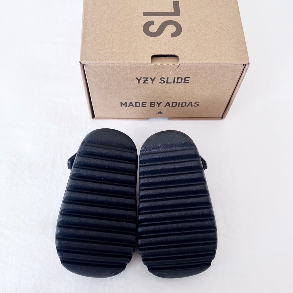 Adidas Yeezy kids slide in Onyx - Picture 7 of 8